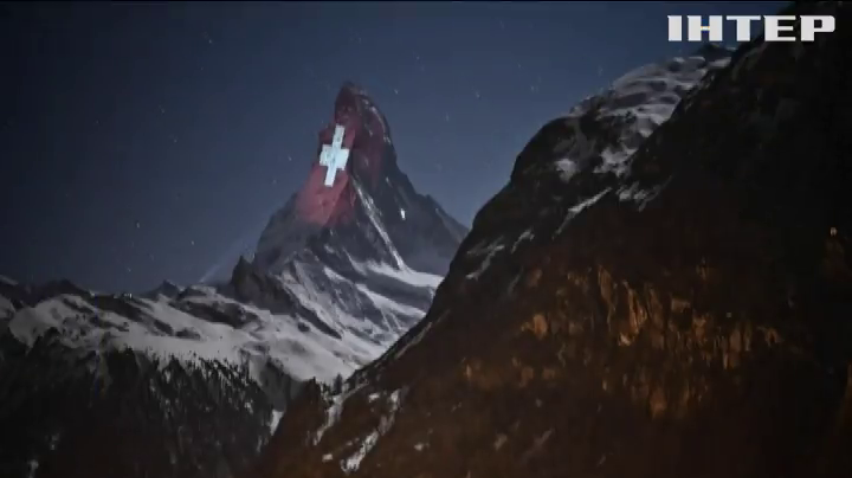 Світлові проекції у горах: в Альпах оригінально закликали лишатись вдома