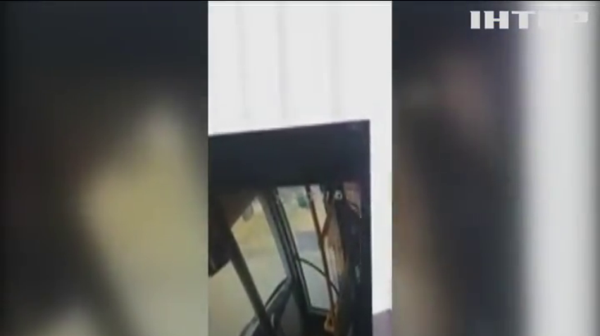 Реакція на "масочний режим": у  Кропивницькому пасажири вибили скло у маршрутці 
