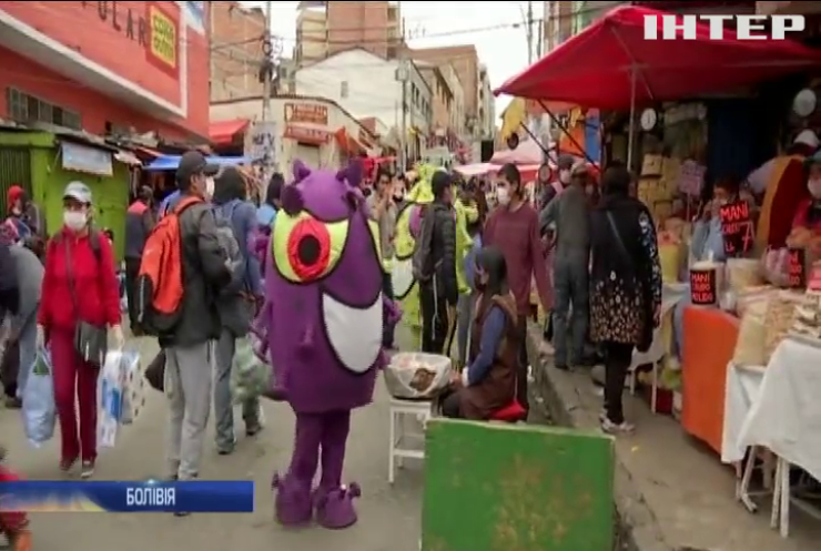 На ринку Болівії плюшевий коронавірус розлякує відвідувачів