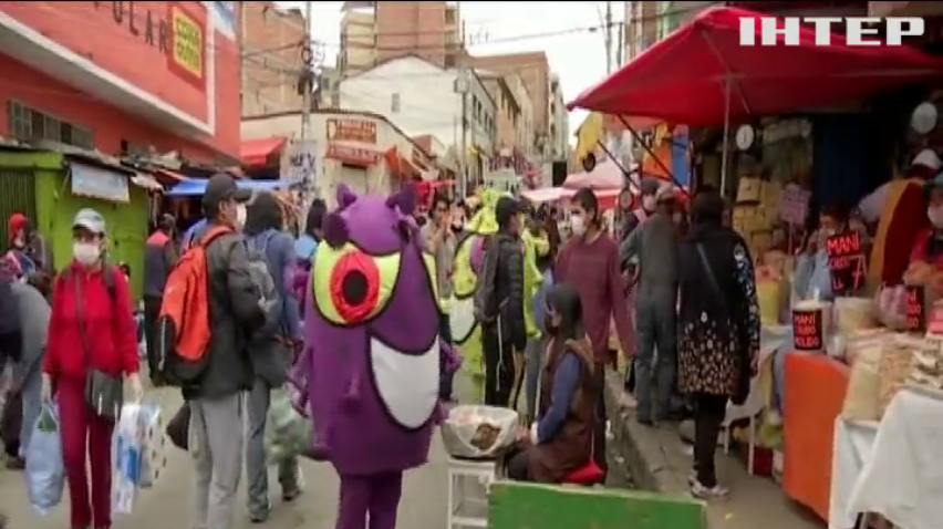 На ринку Болівії плюшевий коронавірус розлякує відвідувачів