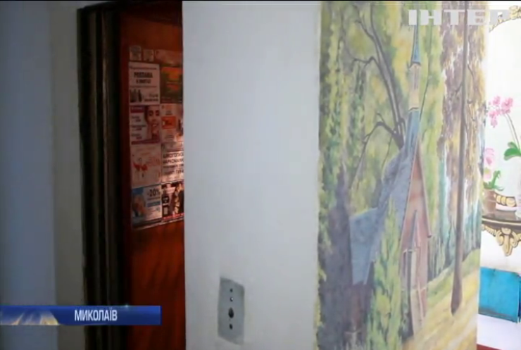 Мешканка будинку у Миколаєві розписала стіни під'їзду власноруч