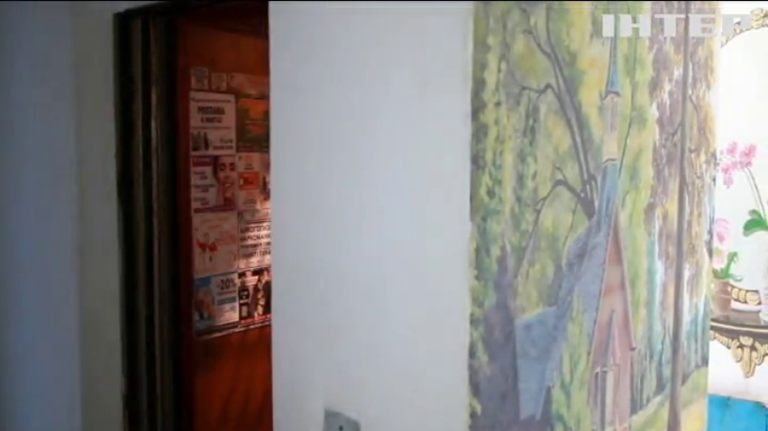 Мешканка будинку у Миколаєві розписала стіни під'їзду власноруч
