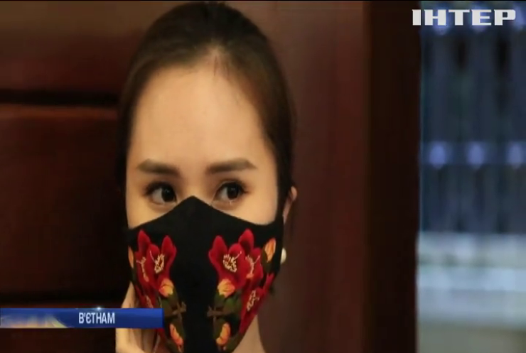 Дизайнери В'єтнаму перетворили захисні маски на модний аксесуар