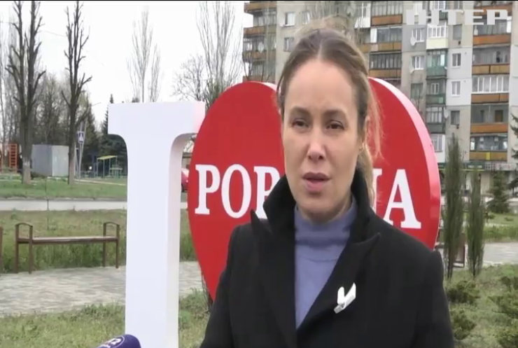 Наталія Королевська разом із "Жінками за Мир" передала медичні засоби та продуктові набори жителям Донбасу