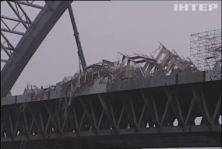 Буревій обвалив будівельні конструкції Подільського мосту у Києві