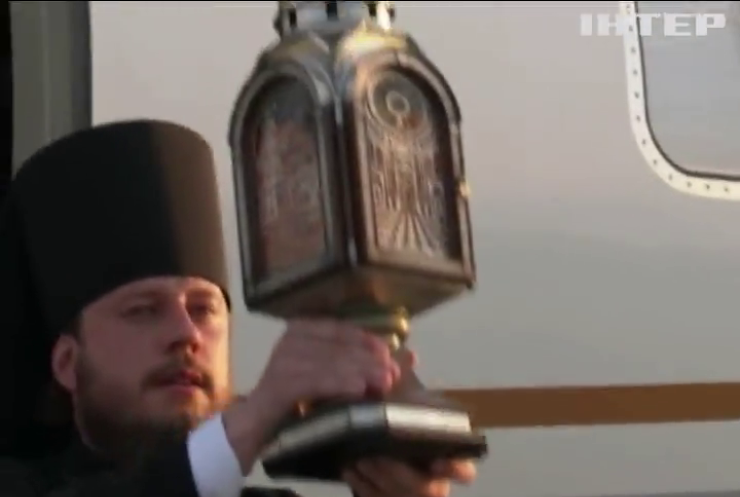 В аеропорту "Бориспіль" зустріли Благодатний Вогонь із храму Гробу Господнього