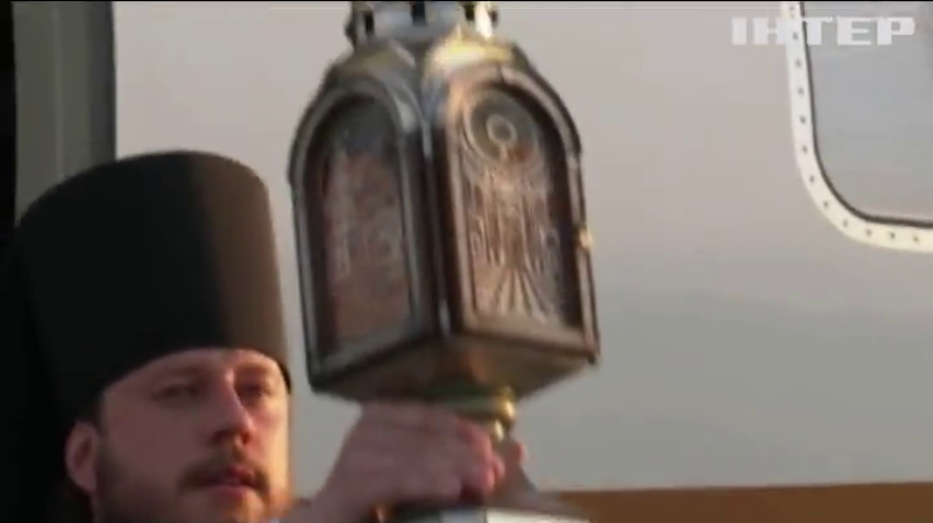 В аеропорту "Бориспіль" зустріли Благодатний Вогонь із храму Гробу Господнього