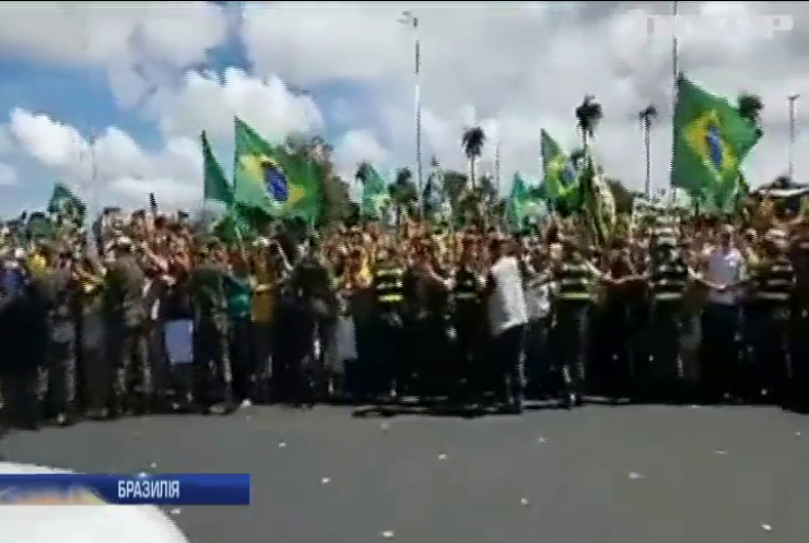 Бразильський президент вийшов на мітинг проти карантину