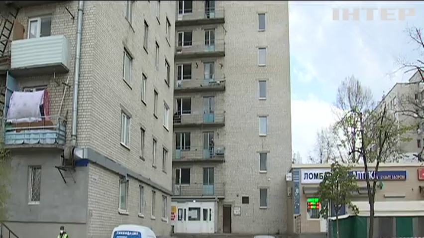 Без води, без світла, з коронавірусом: гуртожиток у Вишневому оточили поліцією