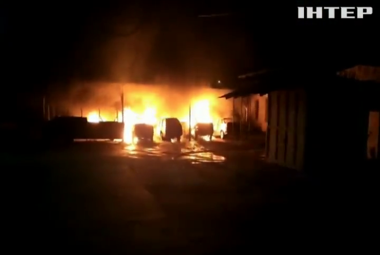 Масштабна пожежа на Запоріжжі знищила 9 автомобілів