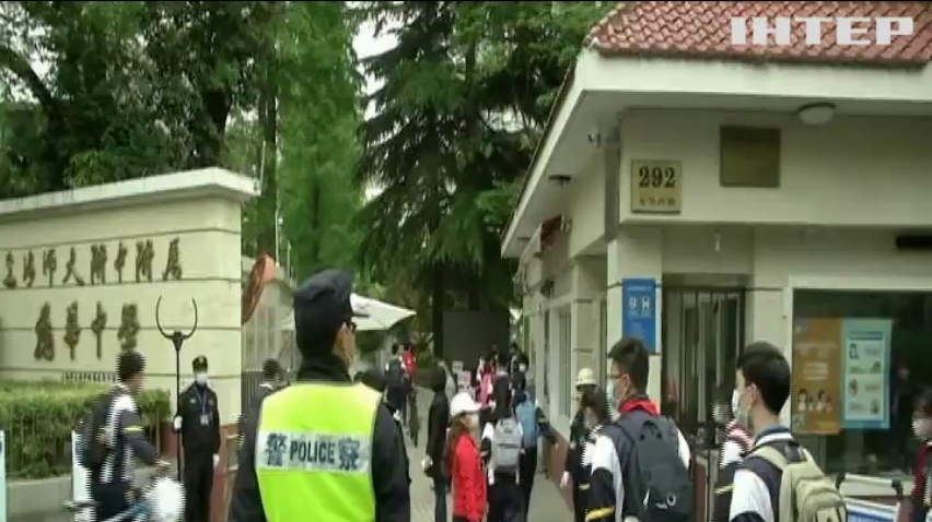 У Пекіні і Шанхаї учні повертаються до шкіл