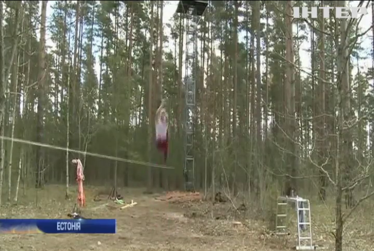 Ізоляція з користю: естонський канатоходець тренується в лісі 