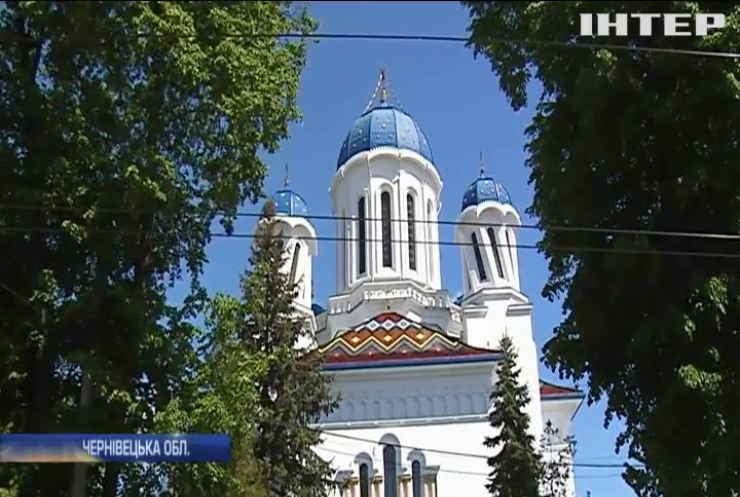 Бої за церкву: натовп у балаклавах жорстоко побив парафіян УПЦ на Буковині