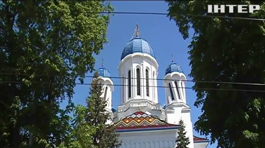 Бої за церкву: натовп у балаклавах жорстоко побив парафіян УПЦ на Буковині