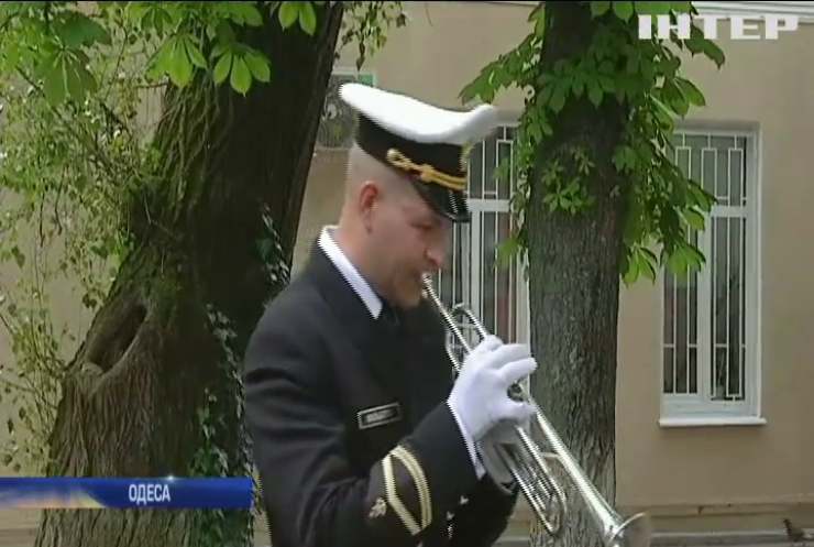 Військові моряки влаштували в Одесі концерт на підтримку медиків