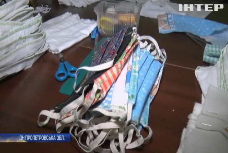 На Дніпропетровщині виховательки дитячого садка виготовляють захисні маски