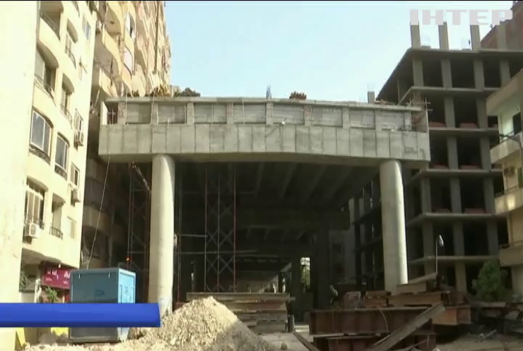 У Єгипті автомобільний міст зводять впритул до житлових будинків (відео)