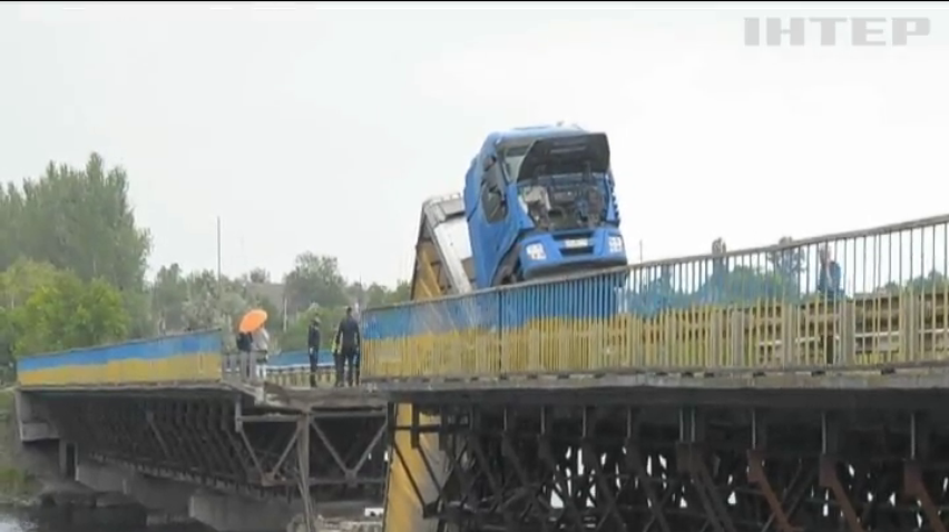 Обвал мосту на Дніпропетровщині: рятувальники намагаються дістати вантажівку з провалля