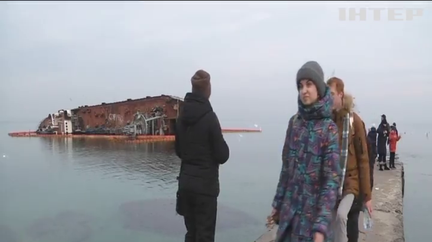 В Одесі ліквідували забруднення після витоку дизпалива з танкера Delfi