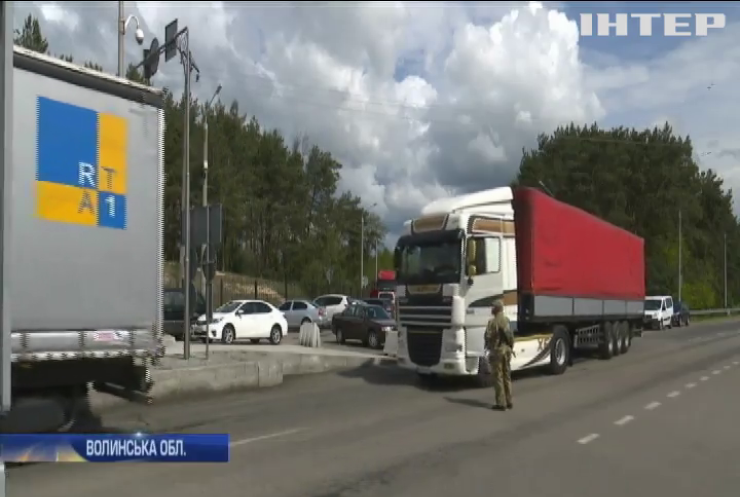 На кордоні України з Польщею утворились масштабні черги