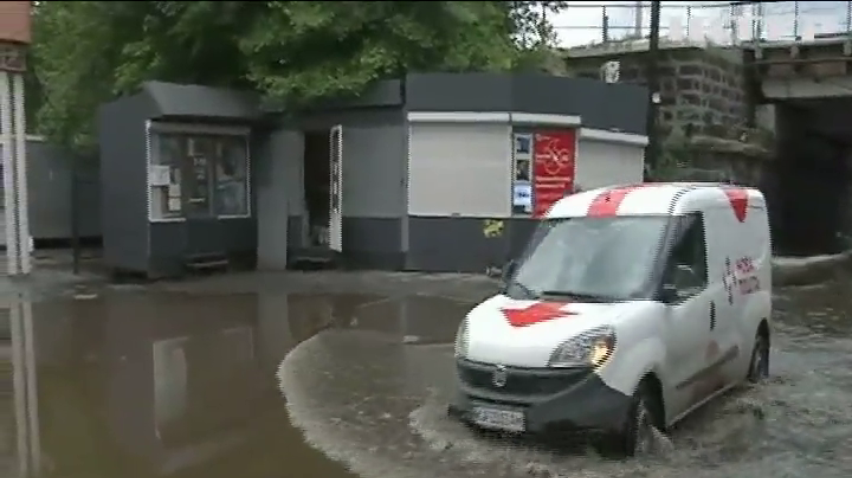 Річки на вулицях та рекорд опадів: Україну накрило дощем та градом