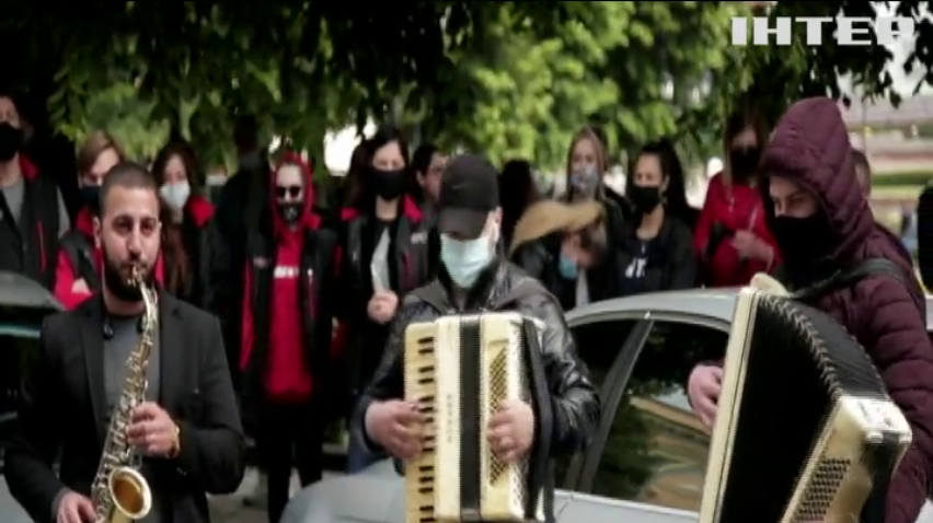 У Чернівцях музиканти та ресторатори влаштували концерт-протест