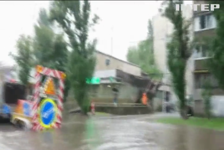 Автівки плавають в калюжах: Київ залило рясним дощем (відео)