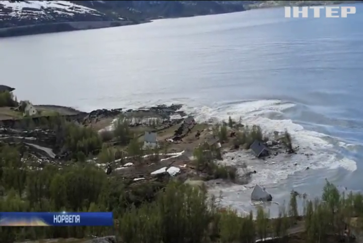 У Норвегії зсув ґрунту затягнув у море вісім будинків (відео)
