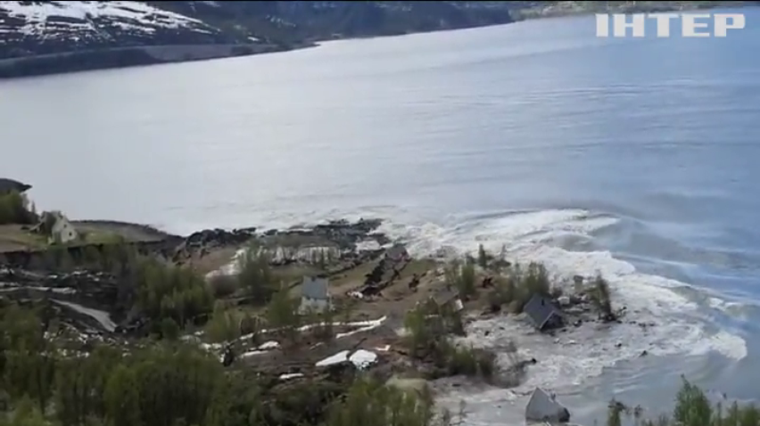 У Норвегії зсув ґрунту затягнув у море вісім будинків (відео)