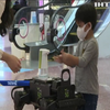 У тайському торговому центрі продезінфікувати руки пропонує cобака-робот