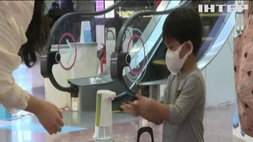 У тайському торговому центрі продезінфікувати руки пропонує cобака-робот
