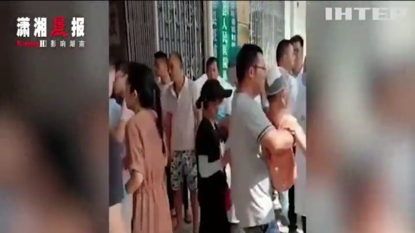 У Китаї чоловік із ножем напав на школярів та вчителів