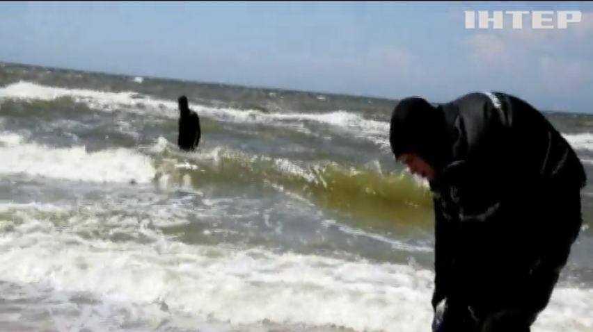 Пляшки, каміння та метал: в Очакові рятувальники вичистили пляж від сміття