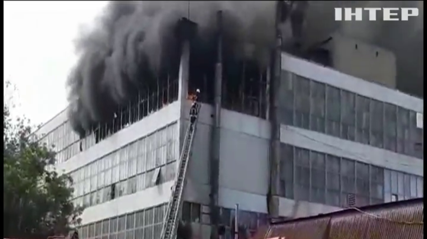 У Запоріжжі загорілася найбільша взуттєва фабрика України (відео)