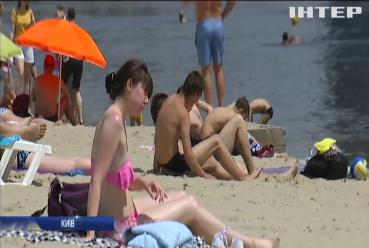 Без дистанції та масок: пляжі Києва заполонили відпочивальники