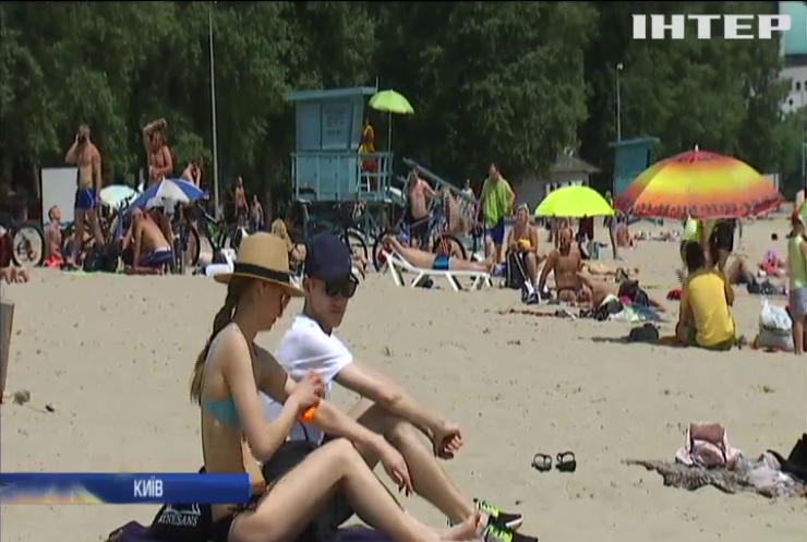 Кияни заполонили столичні пляжі попри пандемію