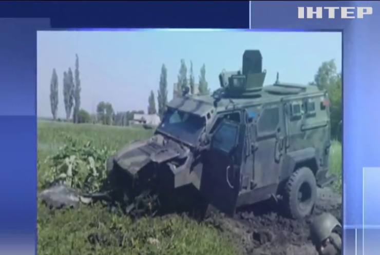 На Донбасі підірвали військовий автомобіль 