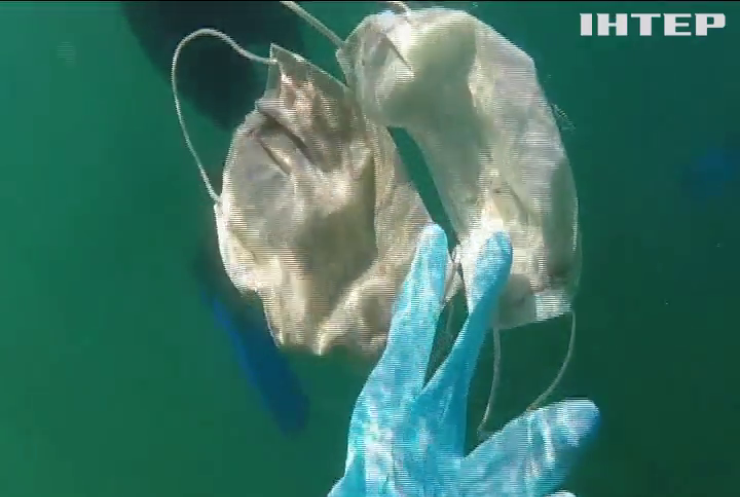 Брудні наслідки пандемії: захисні маски та рукавички засмічують світовий океан