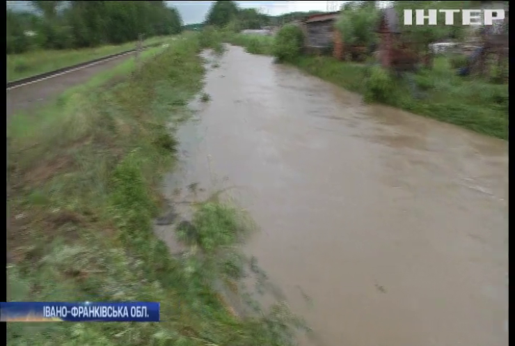 Рясні зливи та град: Україна потерпає від нищівної стихії