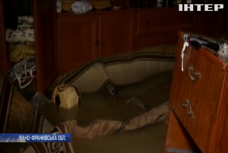 На Прикарпатті дощами затопило сотні будинків