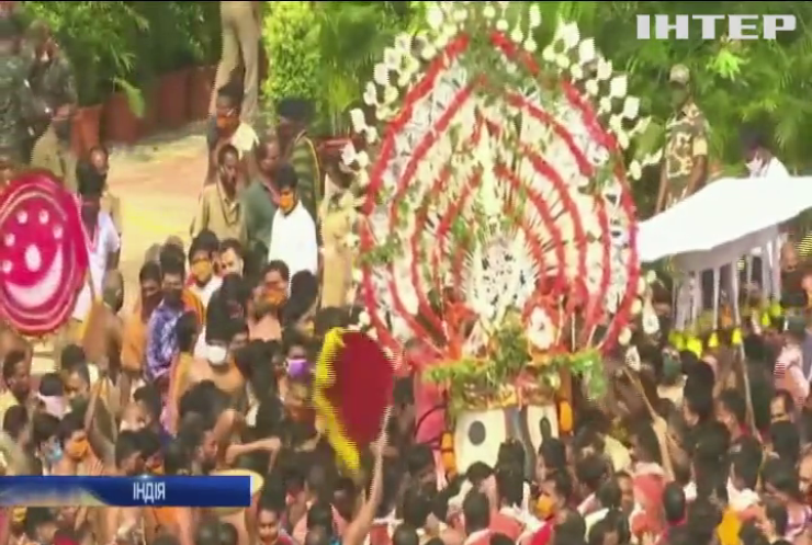 Індійці зібрались на багатотисячний фестиваль попри коронавірус