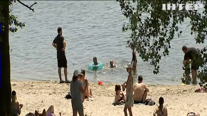 Кияни попри карантин рятуються від спеки на пляжах