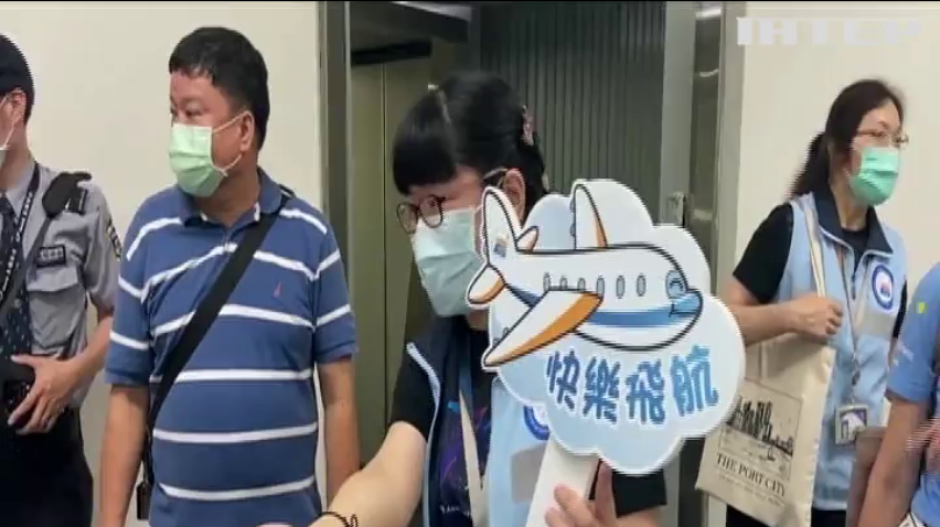 На Тайвані втомлені карантином люди імітують псевдо-політ за кордон