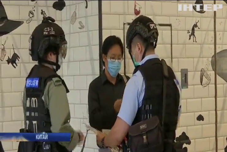 Поліція Гонконгу отримала право на обшуки без ордеру
