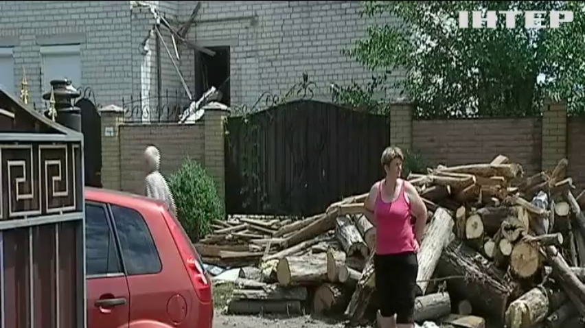 Викорчувані дерева та знесені дахи: на Черкащині вирує негода