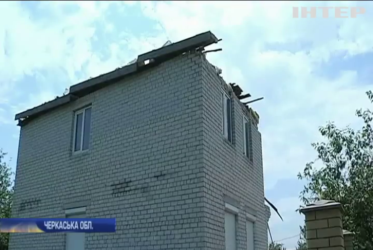 Негода на Черкащині: вітер виривав дерева та трощив будинки
