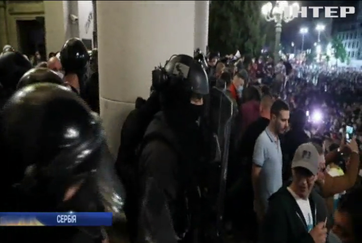 У Белграді невдоволені карантином протестувальники штурмували парламент