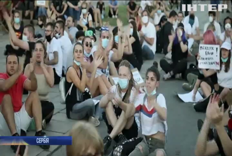 Протести у Сербії: до парламенту стягнули поліцію