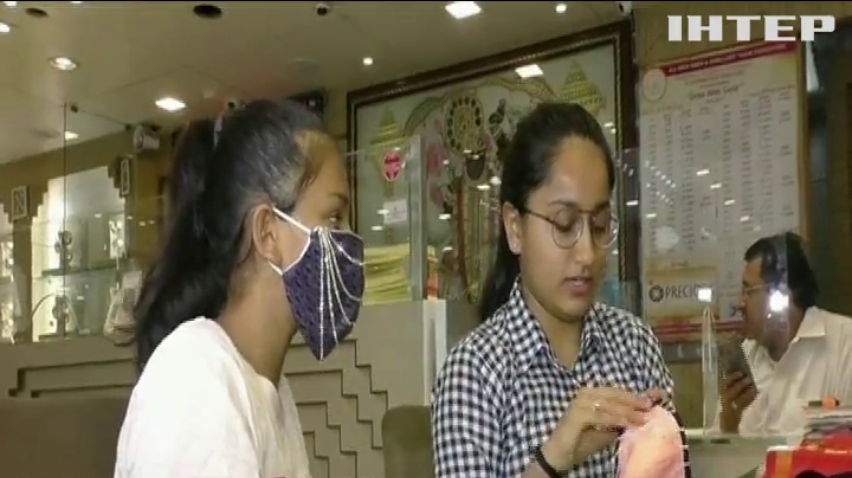 Індійці торгують медичними масками із діамантами
