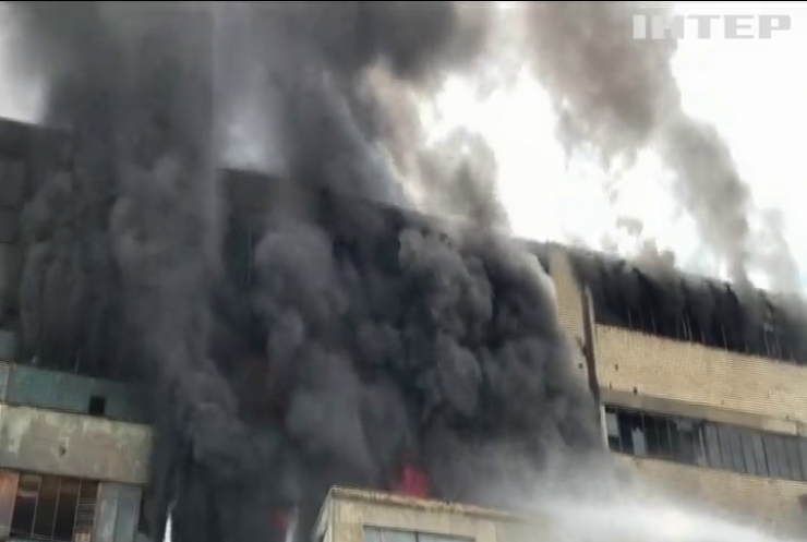 Пожежа у Чернівцях: згоріли два поверхи фабрики